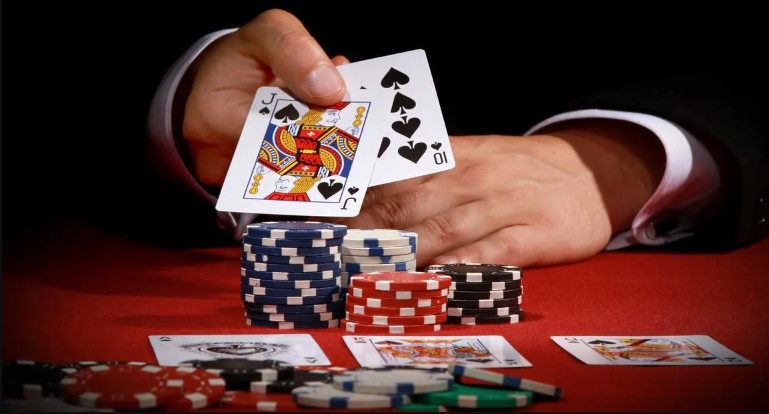 So sánh bài Liêng và Poker game nào dễ ăn tiền?