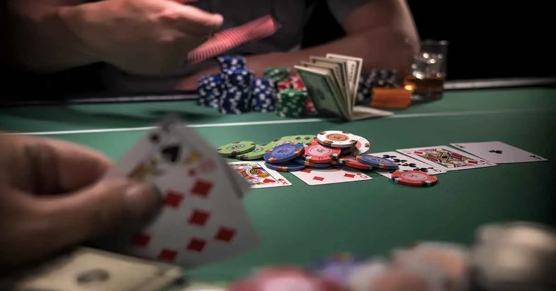 So sánh chiến thuật của Liêng và Poker